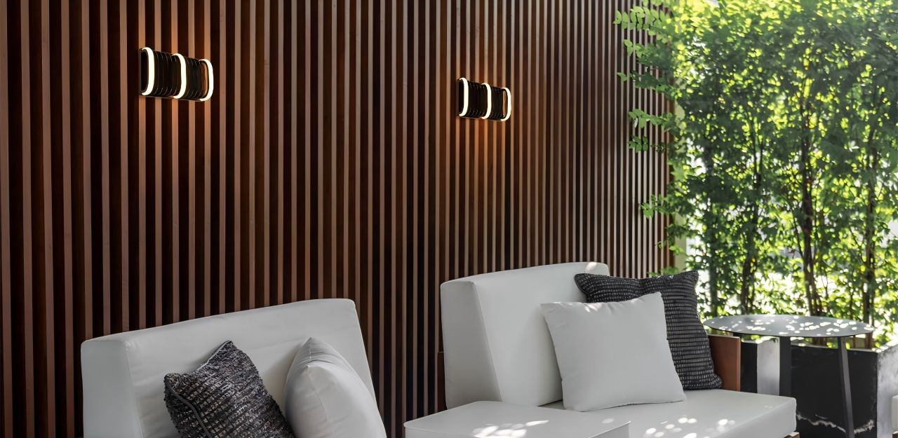 The leisure area and black striped wall lamp, combined with the LED light strip's lighting effect, harmoniously complement the surrounding environment.